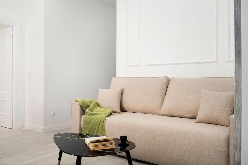 Newly Refurbished Modern 2-Bed Apartment In Heart Of 托雷莫利诺斯 外观 照片