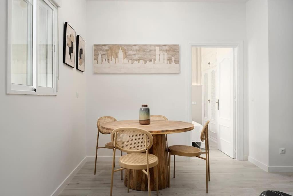 Newly Refurbished Modern 2-Bed Apartment In Heart Of 托雷莫利诺斯 外观 照片