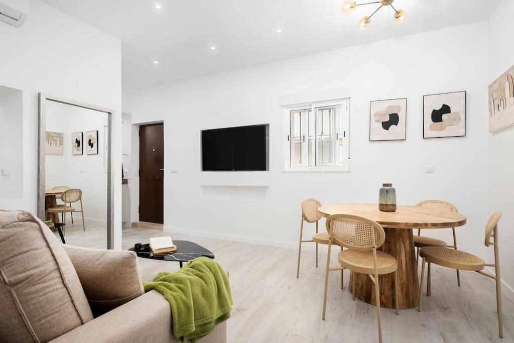 Newly Refurbished Modern 2-Bed Apartment In Heart Of 托雷莫利诺斯 外观 照片
