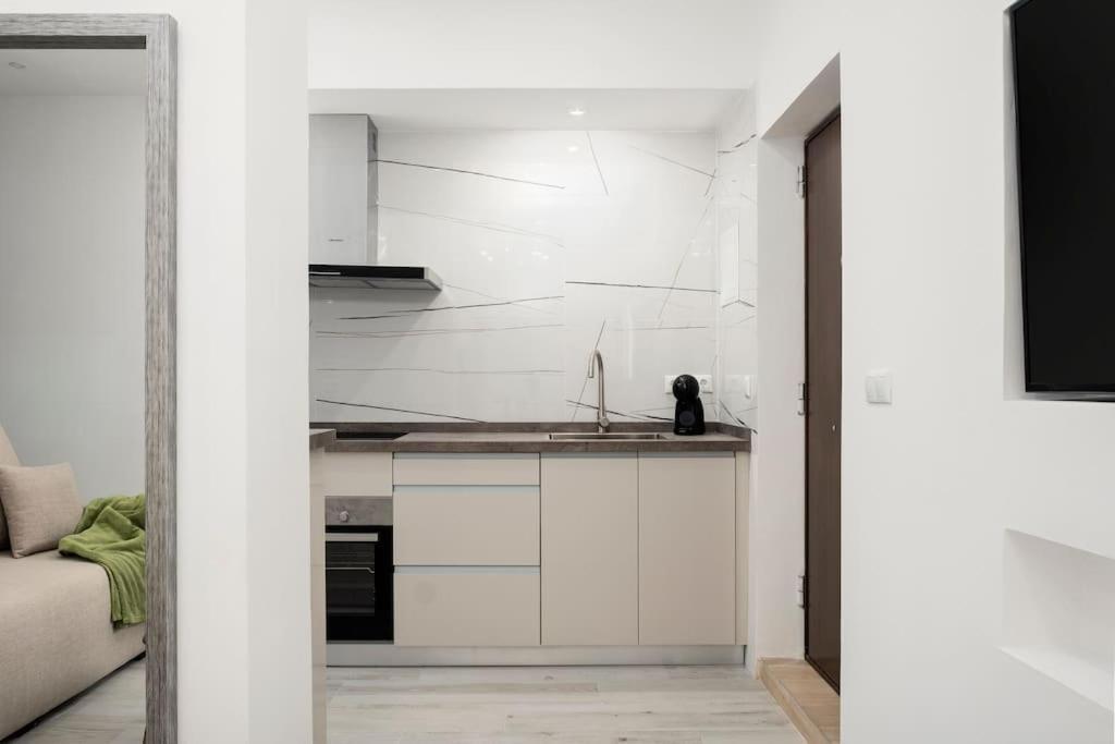 Newly Refurbished Modern 2-Bed Apartment In Heart Of 托雷莫利诺斯 外观 照片