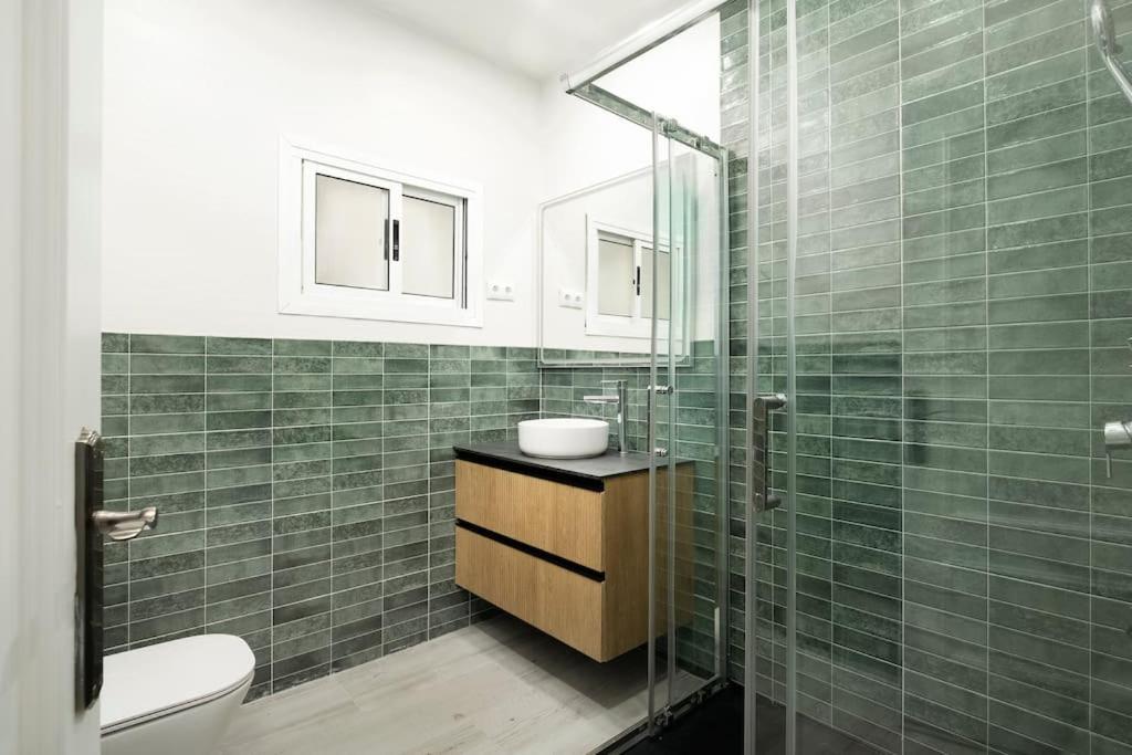 Newly Refurbished Modern 2-Bed Apartment In Heart Of 托雷莫利诺斯 外观 照片