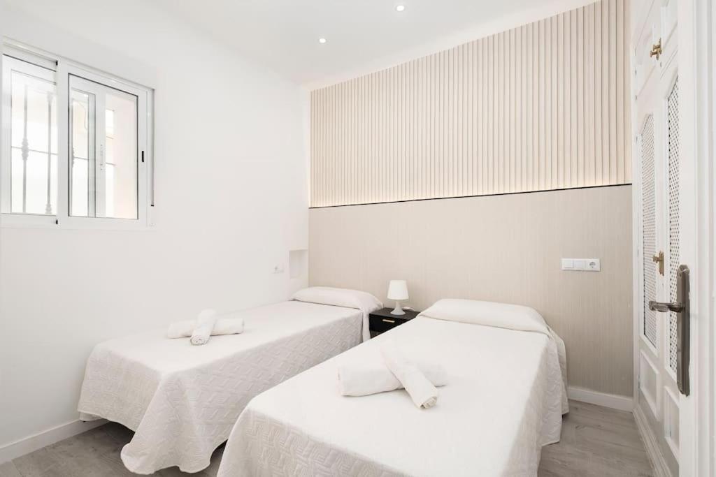 Newly Refurbished Modern 2-Bed Apartment In Heart Of 托雷莫利诺斯 外观 照片