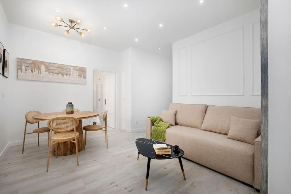 Newly Refurbished Modern 2-Bed Apartment In Heart Of 托雷莫利诺斯 外观 照片